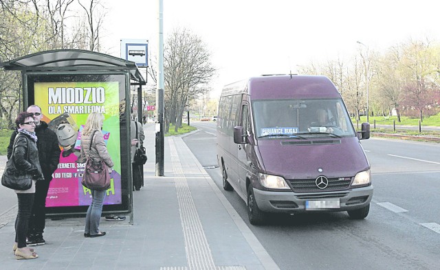 Przewoźnicy nie muszą płacić za korzystanie z miejskich przystanków autobusowych. Za kilka tygodni radni uchwalą nowe stawki. Zatrzymanie się busa będzie tańsze niż autobusu