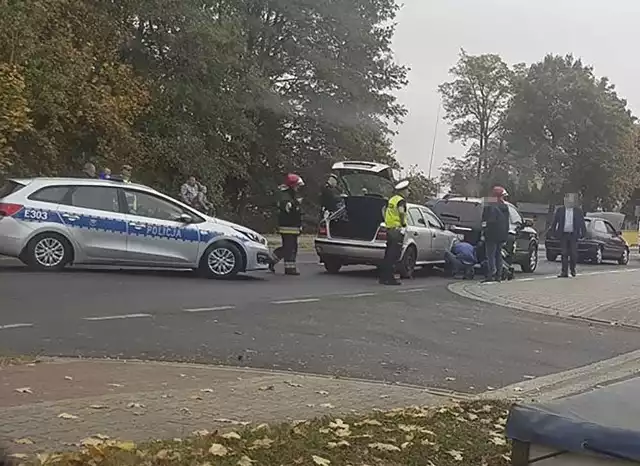 Do wypadku doszło w piątek, 19 października, w Nowej Soli na ul. Zielonogórskiej. Kierujący oplem czołowo uderzył w mercedesa.Kierowca opla, z niewyjaśnionych jeszcze przyczyn, nagle zjechał na przeciwległy pas ruchu. Mężczyzna uderzył czołowo w prawidłowo jadącego mercedesa. – 77-letni kierowca opla został przewieziony do szpitala – mówi st. sierż. Justyna Sęczkowska, rzeczniczka nowosolskiej policji. Kierującemu mercedesem nic się nie stało.77-latek stracił już prawo jazdy. Stanie również przed sądem. Zobacz, jak udzielać pierwszej pomocy