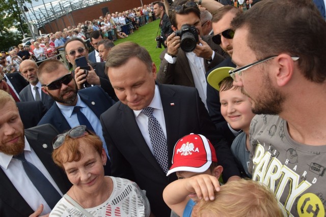 Prezydent Andrzej Duda odwiedza w piątek nasz region. Najpierw pojawił się w Szczecinku, gdzie z mieszkańcami Szczecinka spotkał się nad jeziorem Trzesiecko.  Ze względów bezpieczeństwa prowadzona była kontrola przybywających na miejsce osób. Z tego samego powodu na jeziorze Trzesiecko został wyłączony ruch łódek. Teren od strony wody został również zabezpieczony.Piękna słoneczna pogoda zachęcała do przybycia nad jezioro.Ze Szczecinka Andrzej Duda jedzie do Drawska Pomorskiego. Tu z spotkanie z mieszkańcami zaplanowano na godzinę 19 w parku Chopina. I tutaj organizatorzy proszą chcących wziąć udział w wydarzeniu o przyjście pół godziny wcześniej.Zobacz także: Białogard: Prezydent RP Andrzej Duda o strajku nauczycieli i okrągłym stole