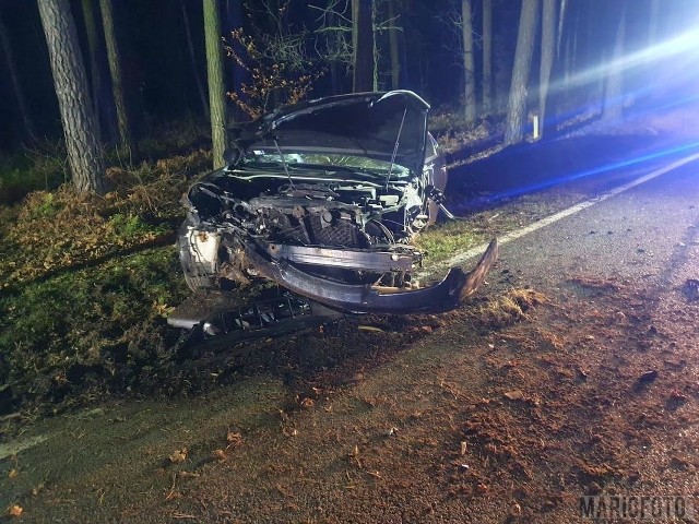 Wypadek na drodze krajowej nr 45 pomiędzy miejscowościami Jasienie i Lasowice Wielkie. Lexus zderzył się czołowo z oplem