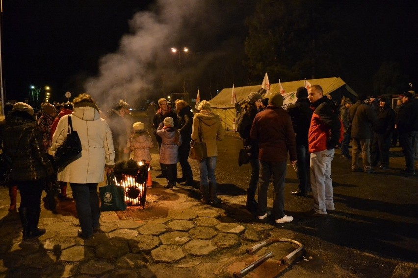 Strajk na Śląsku: miasteczko namiotowe przed kopalnią...