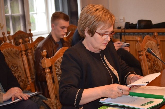 Henryka Dziurzyńska, dyrektorka Powiatowego Urzędu Pracy  zachęca bezrobotnych do aktywnego szukania pracy.