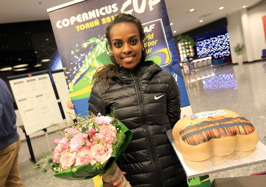 Genzebe Dibaba powitana kwiatami i słodkościami w hotelu...