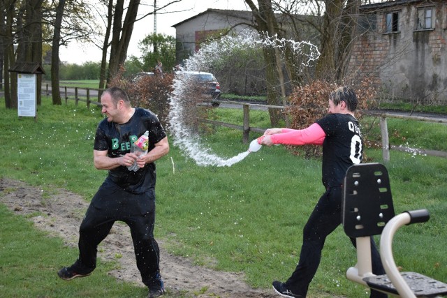 Tak wyglądał śmigus-dyngus w Grabicach w zeszłym roku. Zapowiada się, że w tym może być trochę zimniej.