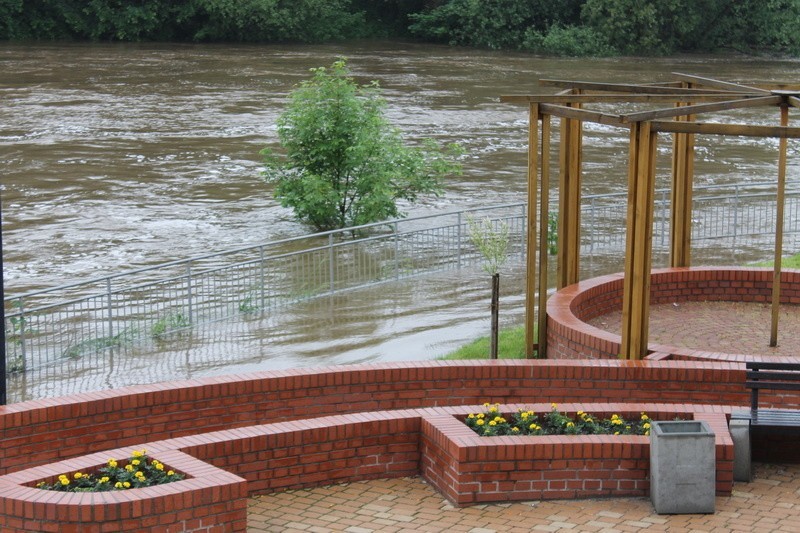Woda zalewa bulwar w Żaganiu