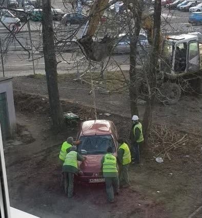 Co za głupota! Robotnicy przestawili samochód koparką. Tak pracuje ekipa przy Niemodlińskiej w Opolu