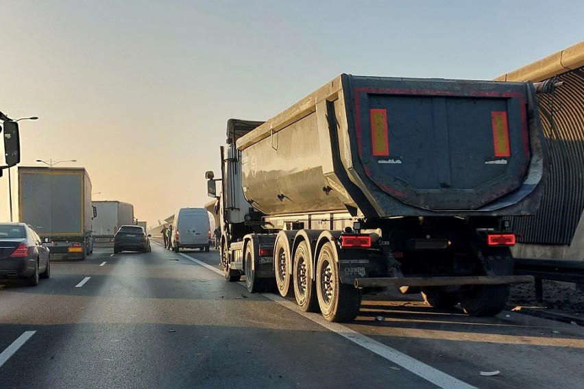 Zderzenie ciężarówki i osobówki na AOW. Zablokowany jest prawy pas w kierunku Kudowy
