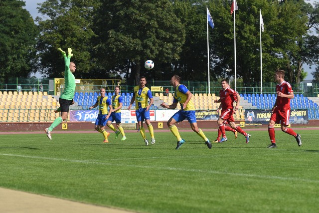 Piłkarze Elany Toruń (w żółto-niebieskich strojach) sprawili, że bramkarz Bałtyku Gdynia w niedzielne popołudnie miał sporo pracy