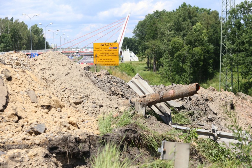 Uszkodzony wiadukt i droga na DK86 w Katowicach. Droga jest...