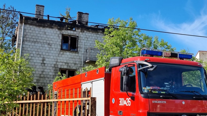Nocny pożar domu w Łagowie. Budynek był wypełniony po brzegi... śmieciami. Wielu strażaków w akcji, utrudnienia na drodze "74" 
