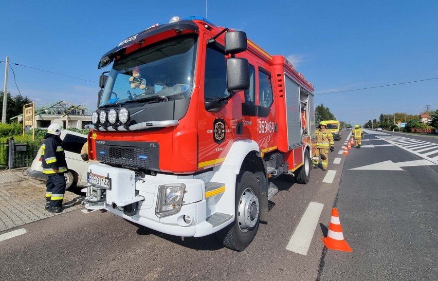 Wypadek w Orłach. Volkswagen transit dachował na drodze krajowej nr 77. Samochodem kierowała obywatelka Ukrainy [ZDJĘCIA]