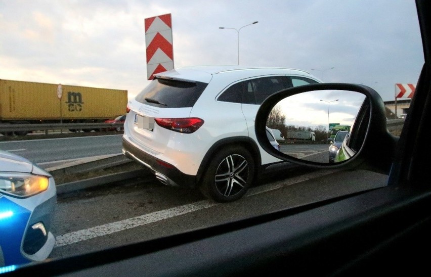 Wypadek we Wrocławiu. Mercedes zawisł na barierach. Utrudnienia przy wjeździe na AOW na węźle Północ [ZDJĘCIA]