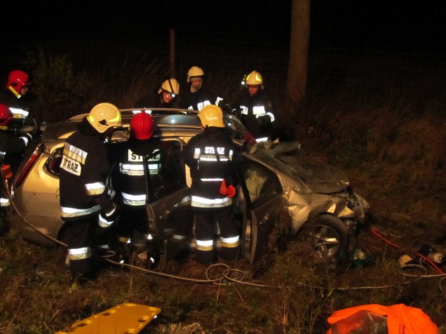 Do wypadku doszło w okolicy miejscowości Kozia Góra na drodze numer 6. Kierowca forda focusa prawdopodobnie zjechał na przeciwległy pas ruchu i uderzył w prawidłowo jadącą toyotę.