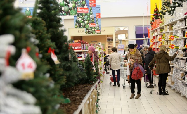 Jak otwarte sklepy 24-27 grudnia? Sprawdź jakie sklepy będą otwarte w Wigilię i całe święta Bożego Narodzenia. W wielu sklepach w święta zakupów nie zrobimy.