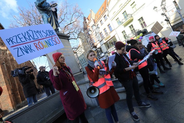 W sobotę 9 marca w Toruniu zorganizowano coroczną manifestację w obronie praw kobiet, czyli Manifę. Tym razem tematem marszu była przemoc wobec kobiet. Demonstracja rozpoczęła się o godz. 15:00 pod pomnikiem Kopernika, a następnie przemaszerowała wokół starówki. Hasło tegorocznej Manify to „Mocy zamiast przemocy. Stop seksistowskiej opresji!”. Organizatorki chciały w ten sposób wyrazić sprzeciw wobec najbardziej widocznych przejawów przemocy: przemocy seksualnej, fizycznej, przemocy domowej – przede wszystkim tej skierowanej wobec kobiet.Flash Info odcinek 4 - najważniejsze informacje z Kujaw i Pomorza