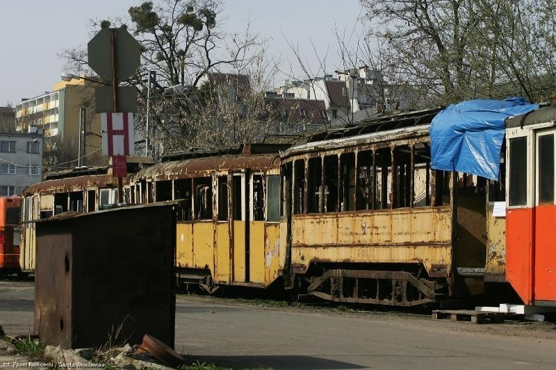 Cmentarzysko tramwajów we Wrocławiu. Zobacz jak niszczeją zabytki (ZDJĘCIA)