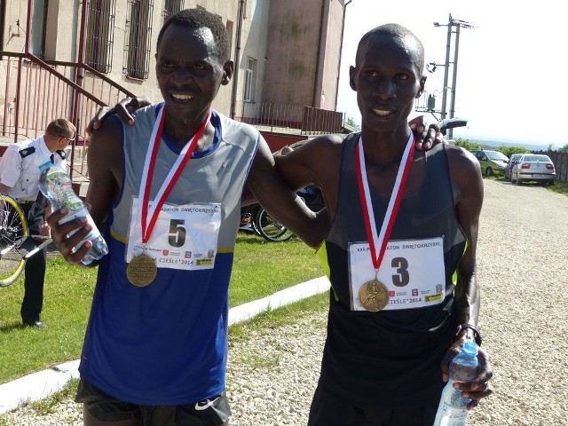 Kenijczycy byli najlepsi w XXII Półmaratonie Świętokrzyskim. Wygrał Abel Kibet Rop (z prawej), drugi był Kosgei Noah Kimelly.
