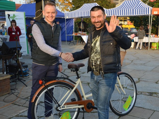 Mariusz Duraj (z prawej) wylosował rower