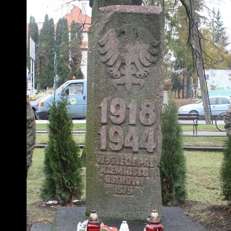 W Ostrowi Mazowieckiej obelisk zniknął z placu przy kościele [ZDJĘCIA]