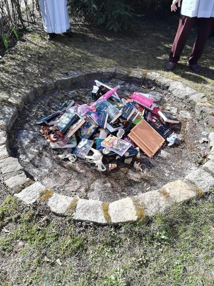 Światowe media o spaleniu książek przez fundację z Koszalina. Fundacja wydała oświadczenie