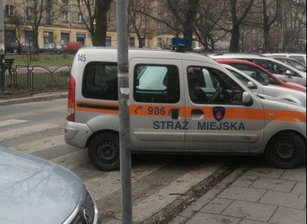 Źle zaparkowany radiowóz straży miejskiej przy ul....
