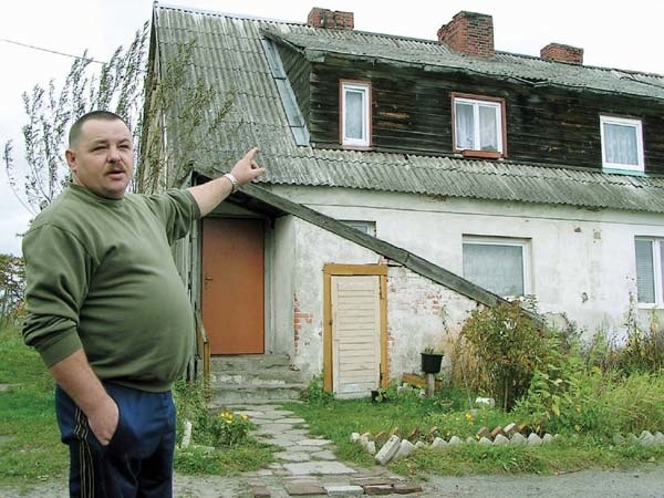 Bronisław Stanke: &#8211; Nie wiem, czy to że gmina przejmie nasze mieszkania, cokolwiek zmieni. Dach przecieka, kominy się rozwalają. Po prostu rudera!