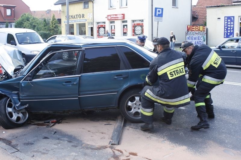 Dwa samochody zderzyly sie czolowo na ul. Szczecinskiej....