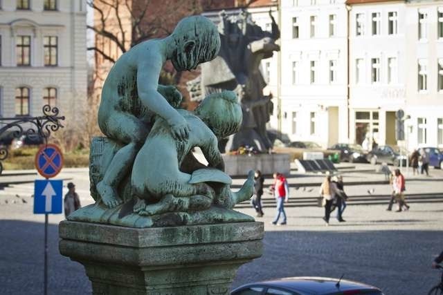Niebawem rozpocznie się remont ponadstuletniej fontanny na Starym Rynku, przedstawiającej dzieci próbujące schwytać gęś