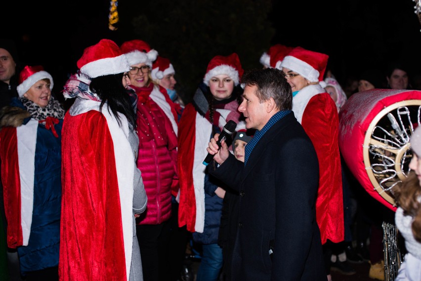 Rozbłysła choinka przed ostrowskim ratuszem. Świąteczną iluminację uruchomiono w obecności św. Mikołaja