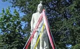 Trwa renowacja figurki świętego Floriana w Jędrzejowie. Strażacy z Ochotniczej Straży Pożarnej w Jędrzejowie rozpoczęli wstępne prace