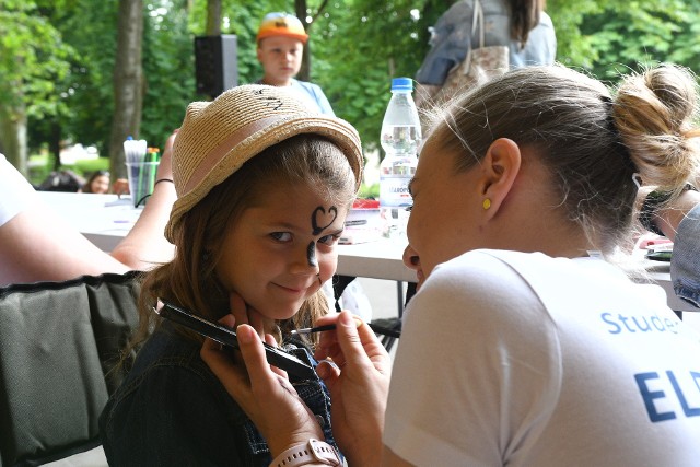 Jedną z atrakcji pikniku w Parku Miejskim w Kielcach było malowanie twarzy. Dzieci były zachwycone. Zobaczcie kolejne zdjęcia.