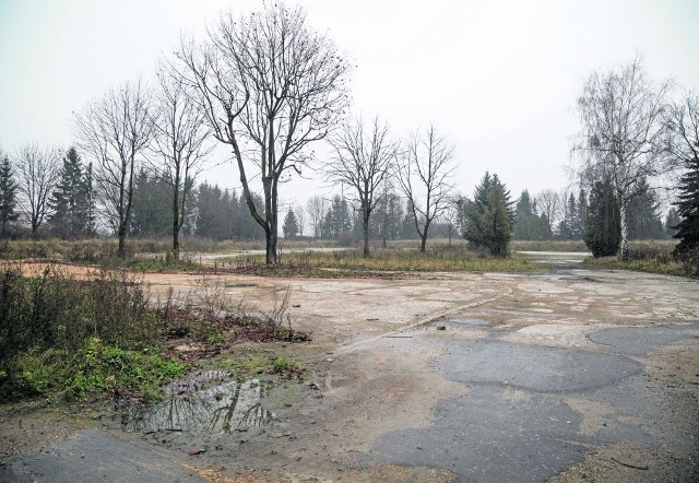 Działka, na której stał motel Krak, nadal czeka na kupca