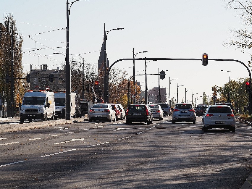 Aleja Śmigłego - Rydza otwarta tylko pozornie. Nadal na jezdniach stoją biało-czerwone pachołki ZDJĘCIA