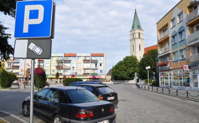 Parking zlokalizowany jest przy północnej pierzei oleskiego Rynku