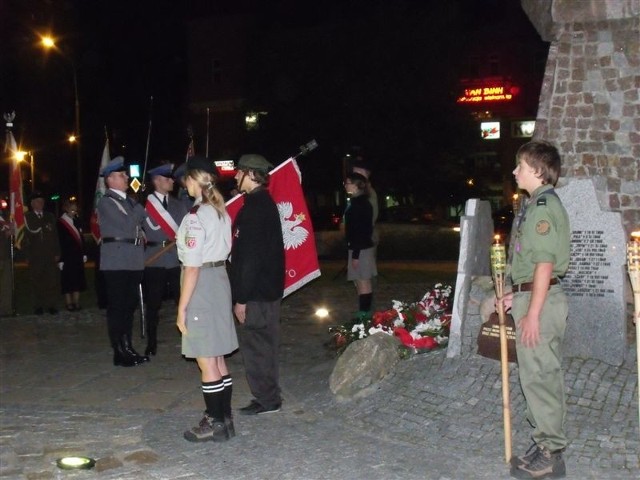 Straż przy pomniku pełnili harcerze i członkowie historycznych grup rekonstrukcyjnych