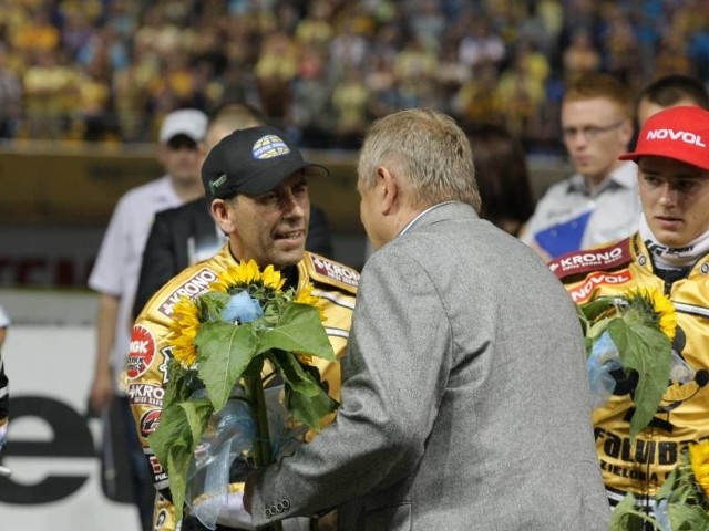 Oby te derby odbyły się w przyjaznej atmosferze. Obrazek przed poprzednimi w Gorzowie. Prezes Stali Władysław Komarnicki składa gratulacje Gregowi Hancockowi za triumf w Grand Prix w Vojens