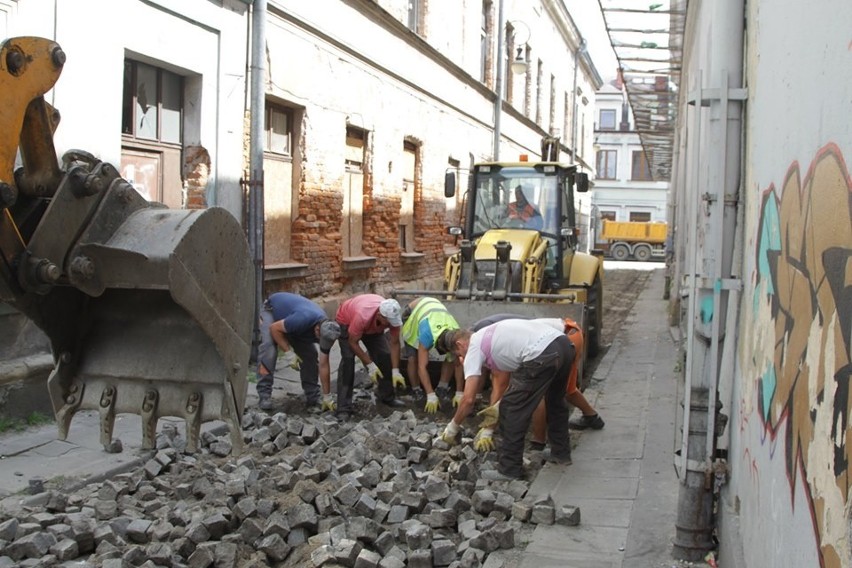 Nowy Sącz. Rozpoczął się remont ul. Wąskiej w cieniu sporu z prezydentem. Czy przyjęto właściwą kolejność prac