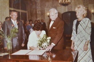 Na zdjęciu: moment cywilnego ślubu pana Kazimierza i jego drugiej żony Krystyny w słupskim Pałacu Ślubów