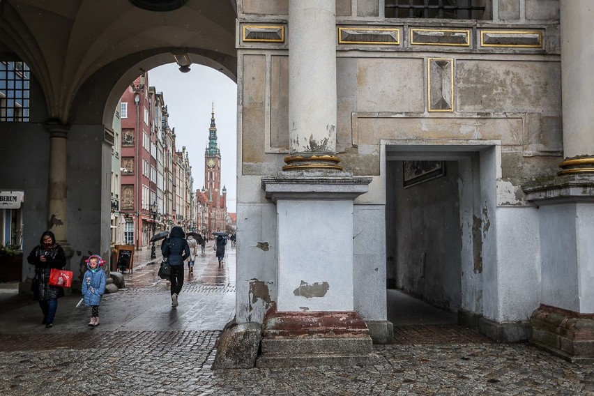 Chuligańskie napisy zniknęły ze Złotej Bramy w Gdańsku. Były widoczne nawet na Netfliksie!