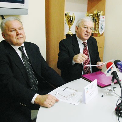 Po lewej nowy prezes klubu dr Adam Cybulski. Obok wiceprezes Hubert Kaczyński.