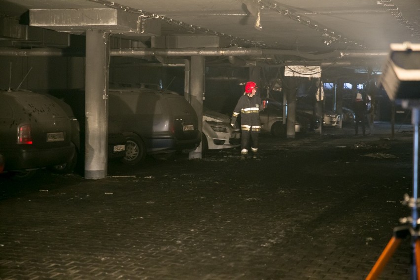 Pożar w parkingu podziemnym przy ul. Okulickiego w Krakowie.