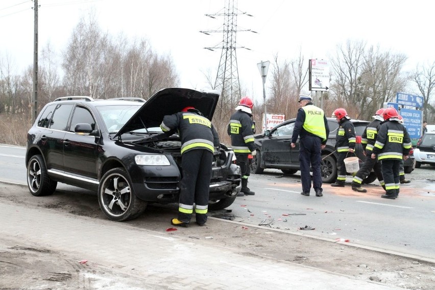 Wypadek na Kowalskiej. Zderzyły się trzy samochody