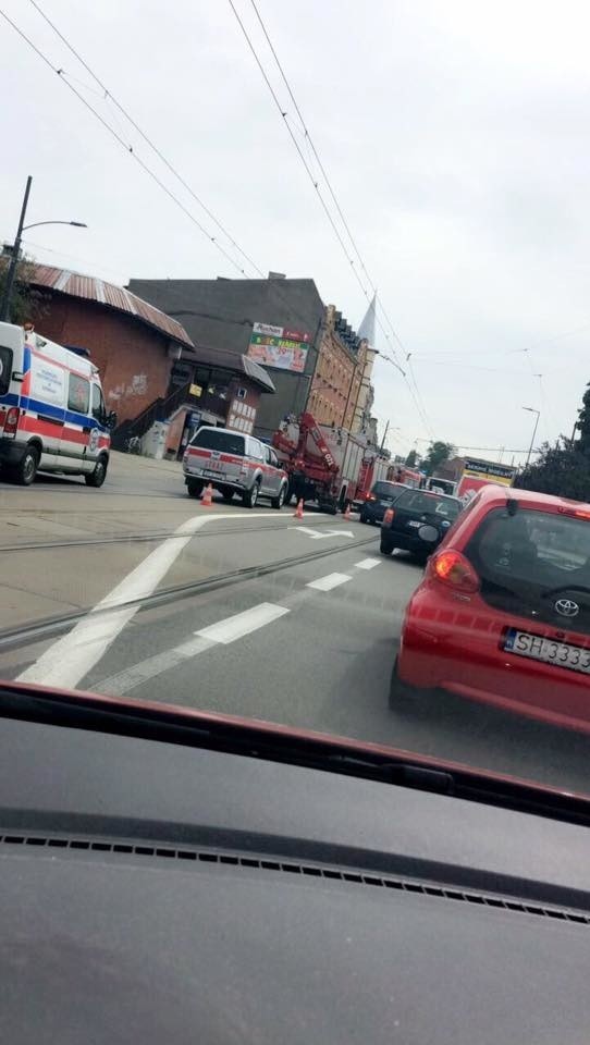 Wypadek w Chorzowie: dwa auta i autobus zderzyły się na Armii Krajowej