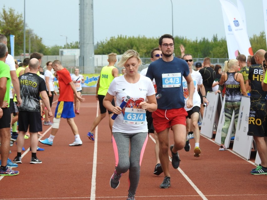 Łomża. 4. edycja PKO Bieg Charytatywny na stadionie. Pomagali z każdym krokiem i pokonywali rekordy [ZDJĘCIA, WIDEO]