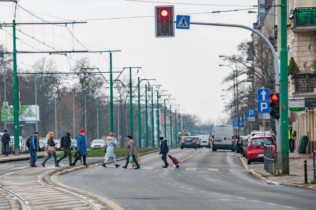 Po tym, jak na ul. Grunwaldzkiej przed skrzyżowaniem z ul. Szylinga zamontowano tzw. duszka, sygnalizującego kierowcom, że piesi mają zielone światło, przejście stało się niebezpieczne. 