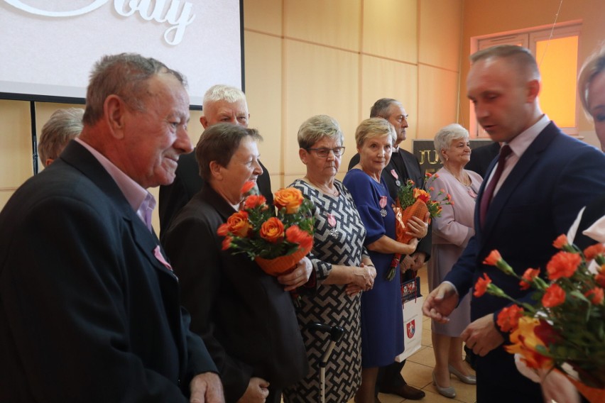 12 par z gminy Kulesze Kościelne obchodziło 50. rocznicę ślubu. Pamiątkowe medale wręczył wójt Stefan Grodzki [ZDJĘCIA]