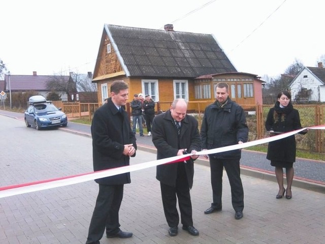 Na zdjęciu, od lewej: wojewoda podlaski Maciej Żywno i wójt Białowieży Albert Litwinowicz przecinają wstęgę na nowej ulicy.