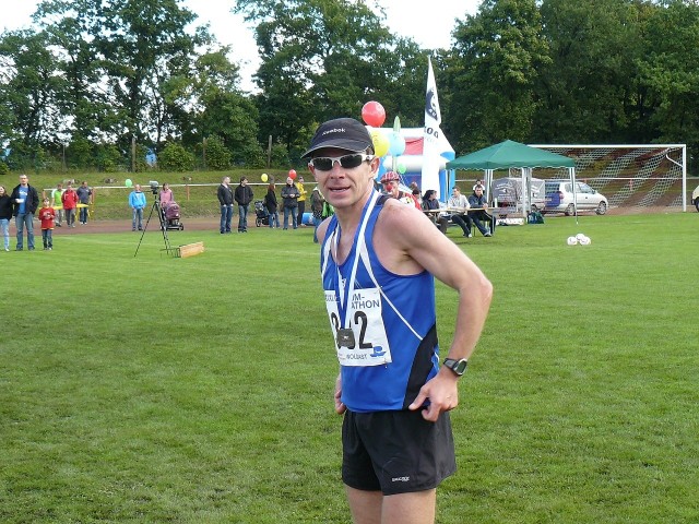 Jarosław Janicki startował w tym maratonie już 11. razy, wygrał 9. Na zdjęciu na mecie na stadionie w Wolgaście.