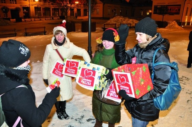 Kilkaset ulotek o akcji Szlachetna Paczka rozdali w Białymstoku wraz ze słodkim upominkiem wolontariusze, którzy zachęcali do pomocy innym