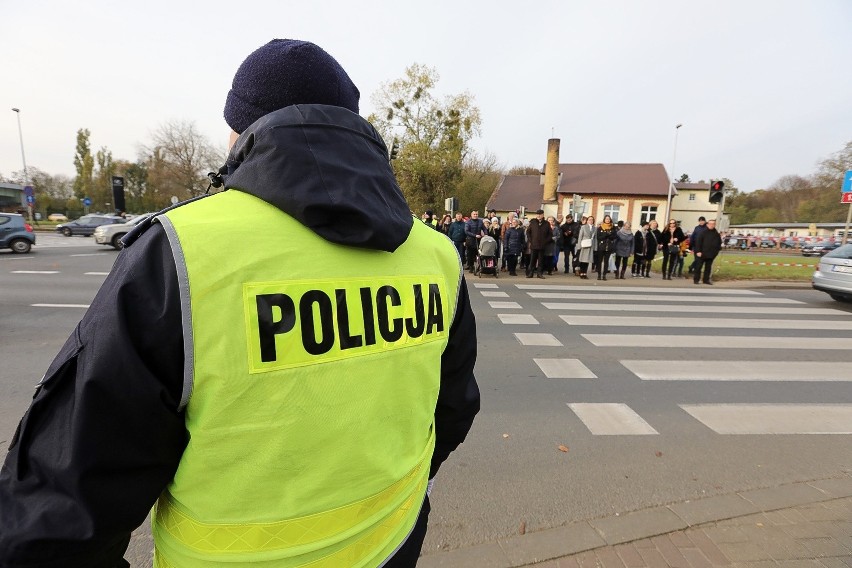 W święto Wszystkich Świętych Cmentarz Centralny odwiedziły...